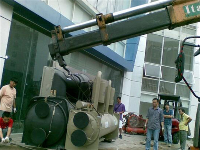 鼎湖区随车吊和汽车吊的核心区别是什么？哪种更省钱？